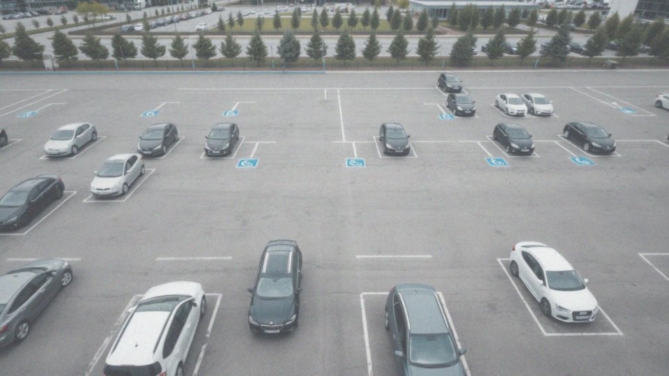 Jakie wymagania muszą spełniać parkingi większe niż 100 miejsc?